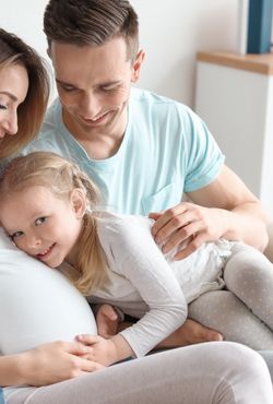 Jungfamilie auf der Couch