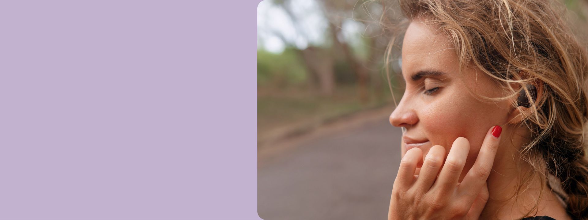 Junge Frau mit Kopfhörer im Ohr