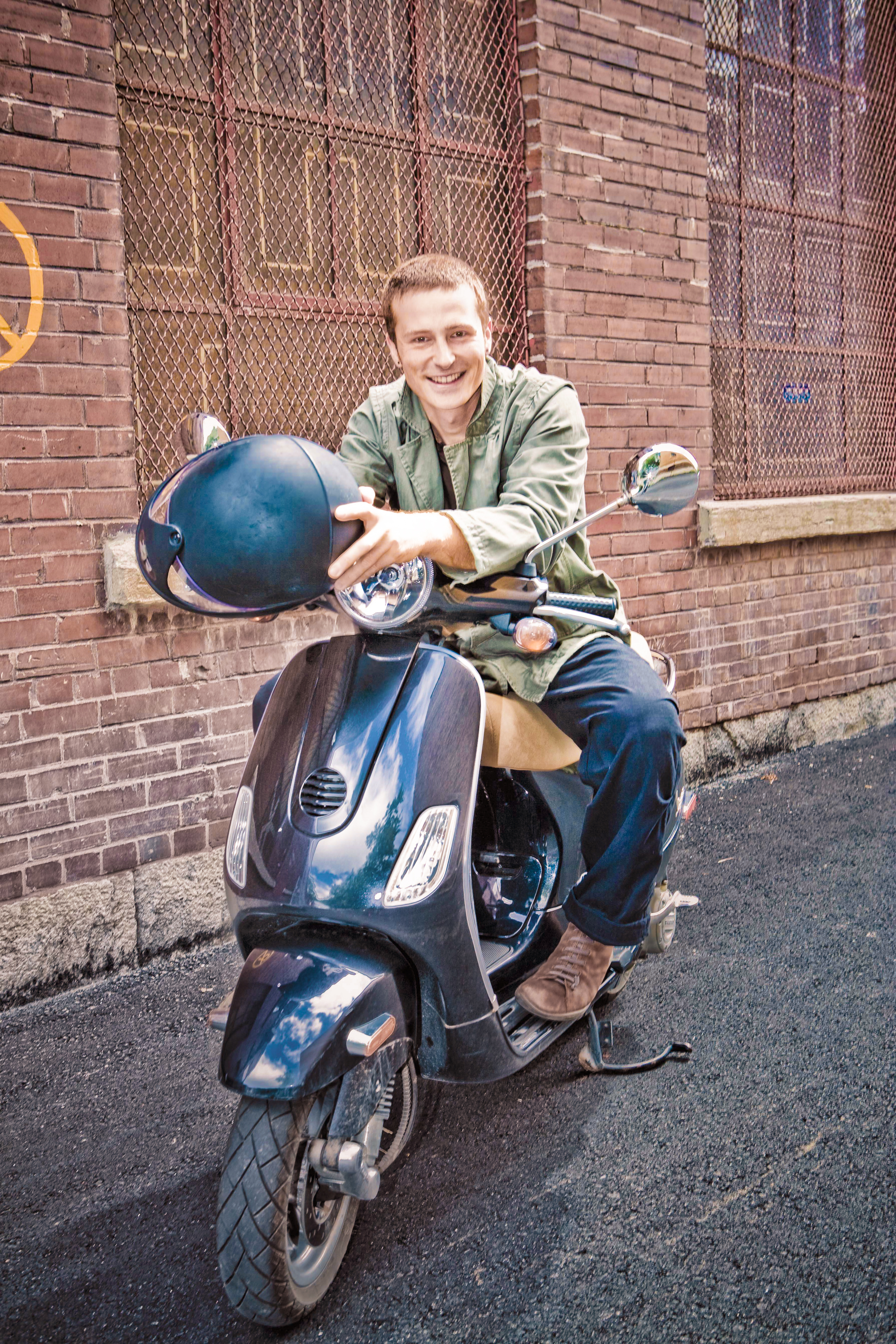 Junger Mann auf Moped