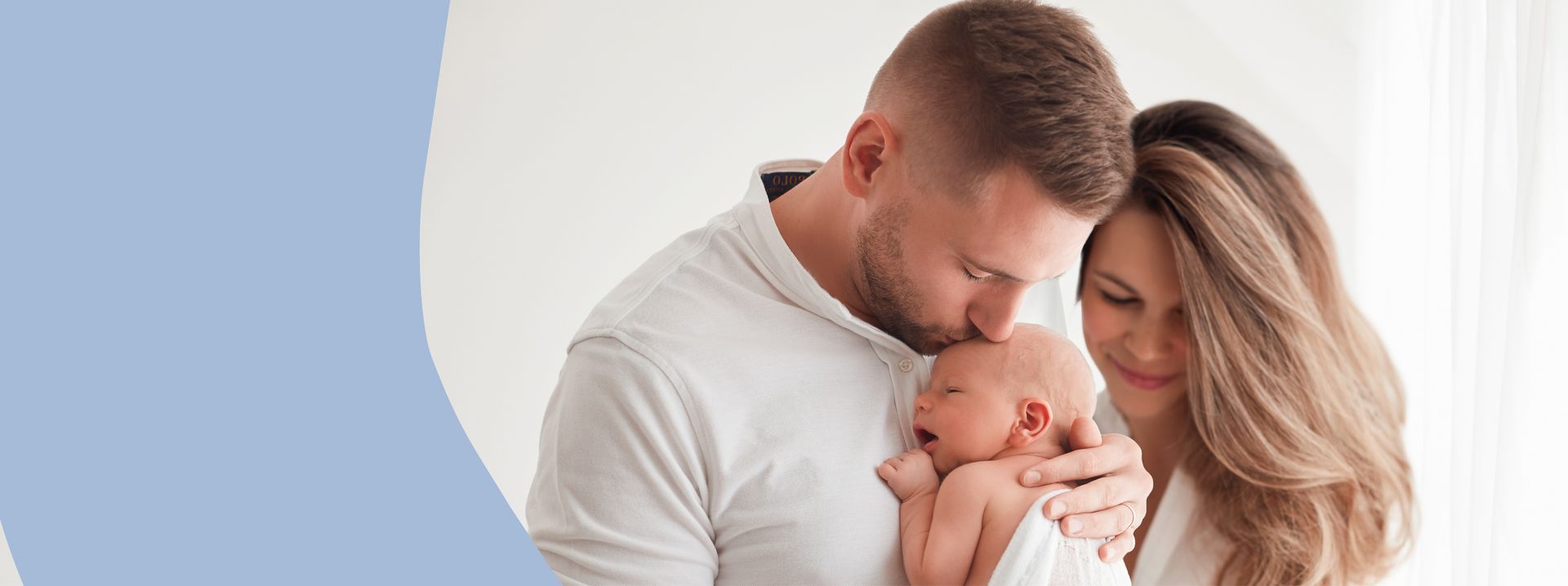 Vater und Mutter mit ihrem Baby