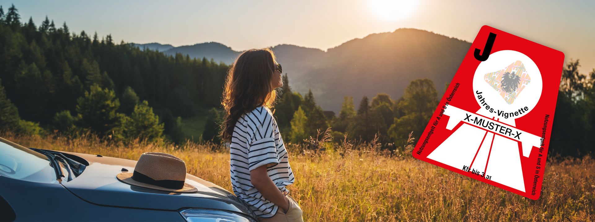 Frau lehnt bei Sonnenuntergang am Auto