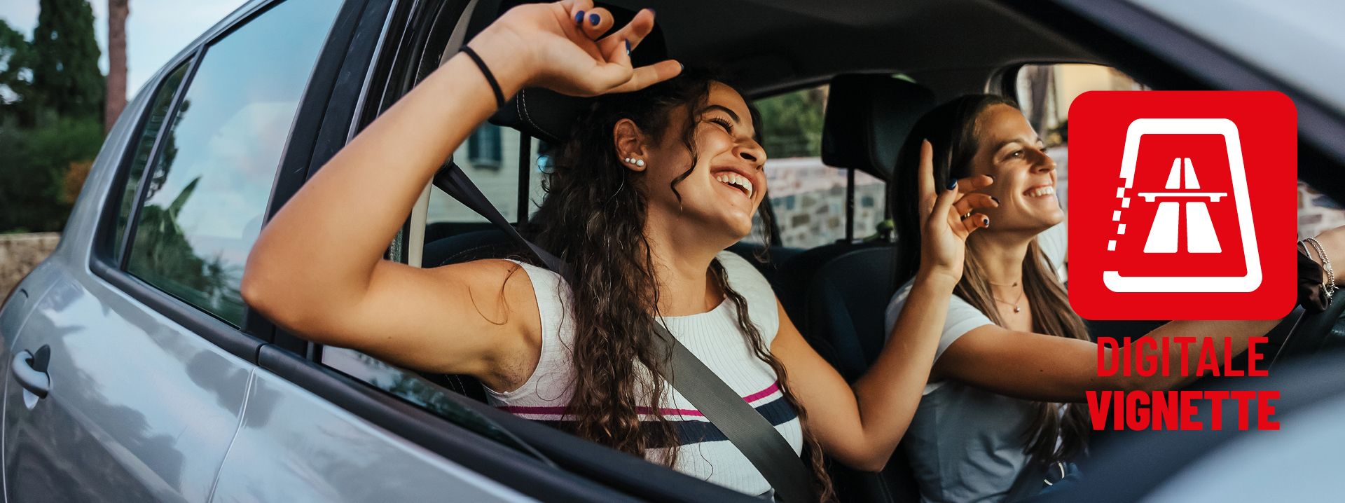 2 junge Frauen im Auto