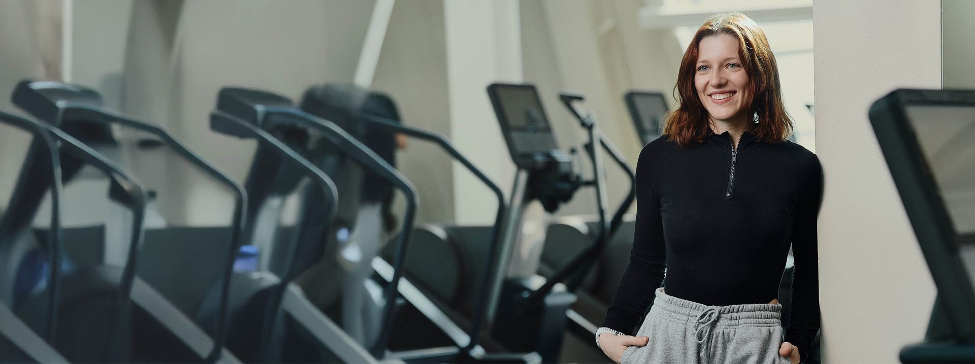 Junge Dame im Fitnessstudio