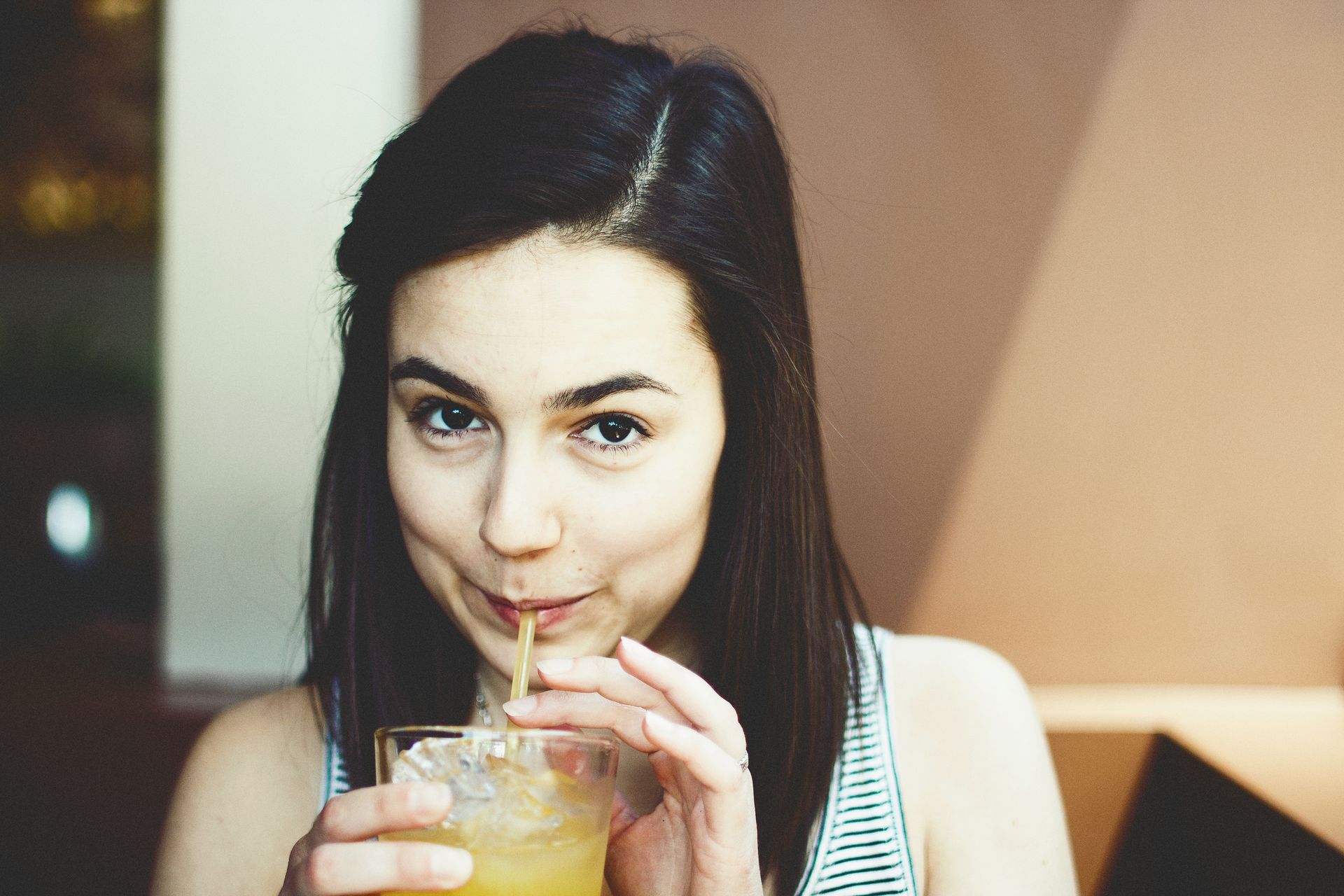 Mädchen trinkt eine Limonade Mädchen trinkt eine Limonade