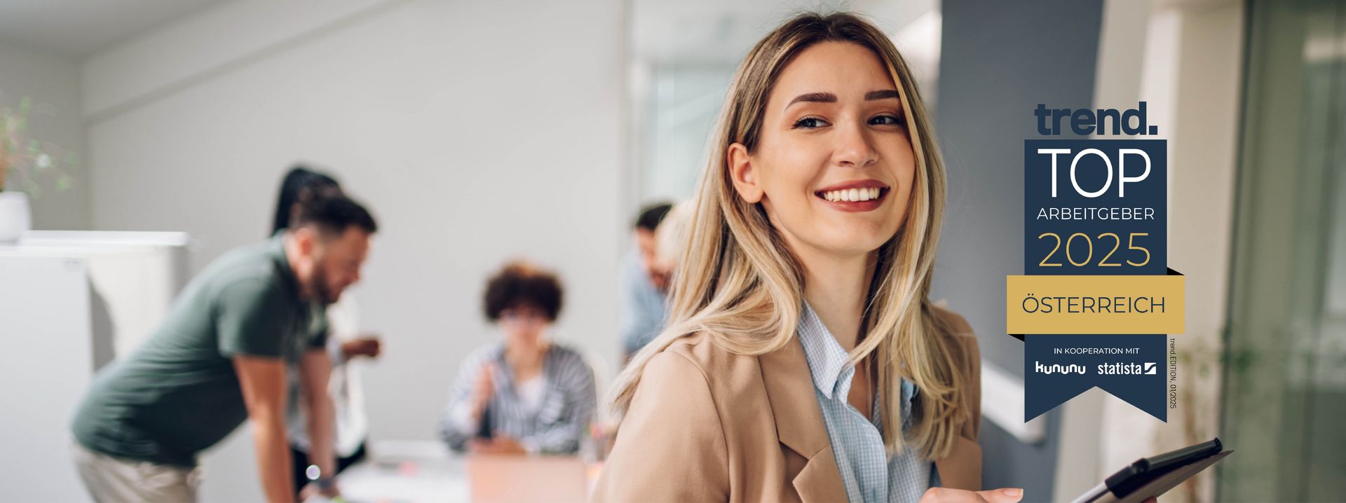 Frau mit Tablet im Büro