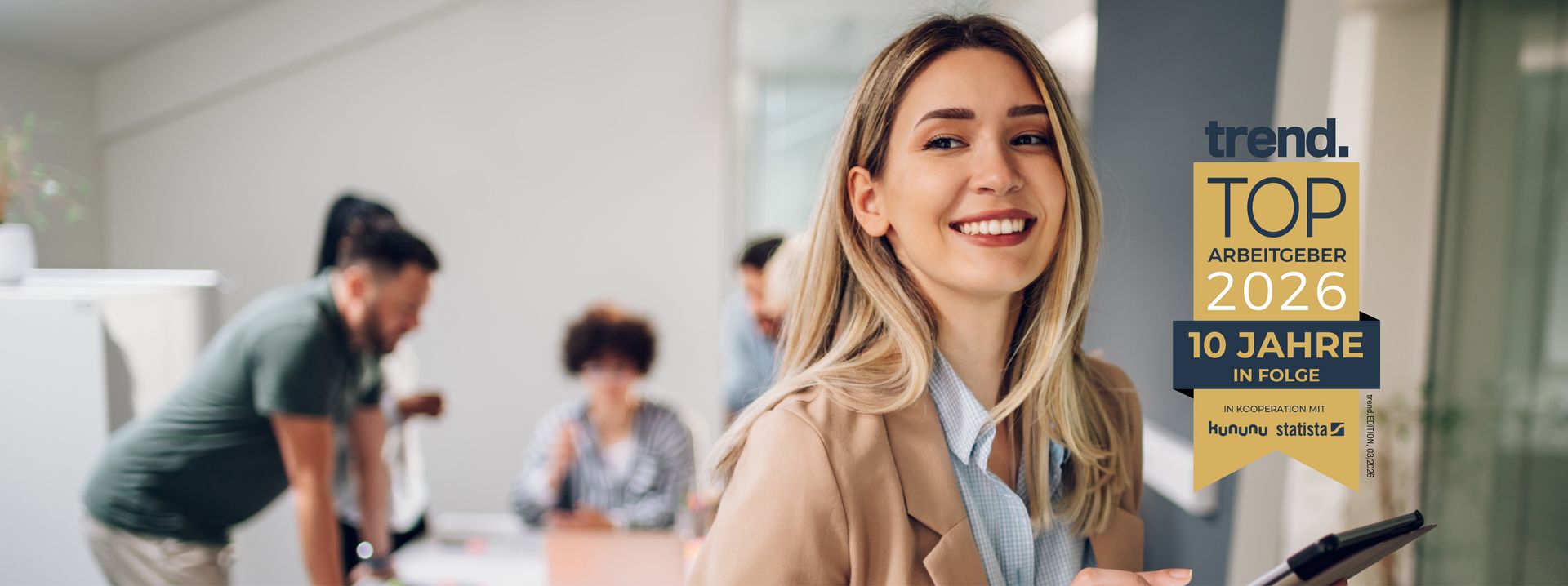 Frau mit Tablet im Büro