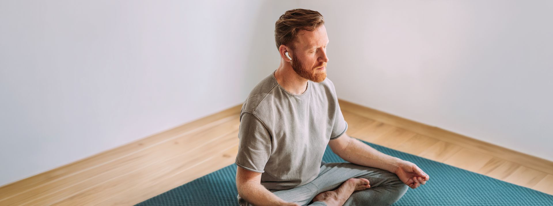 Mann auf Turnmatte beim Yoga