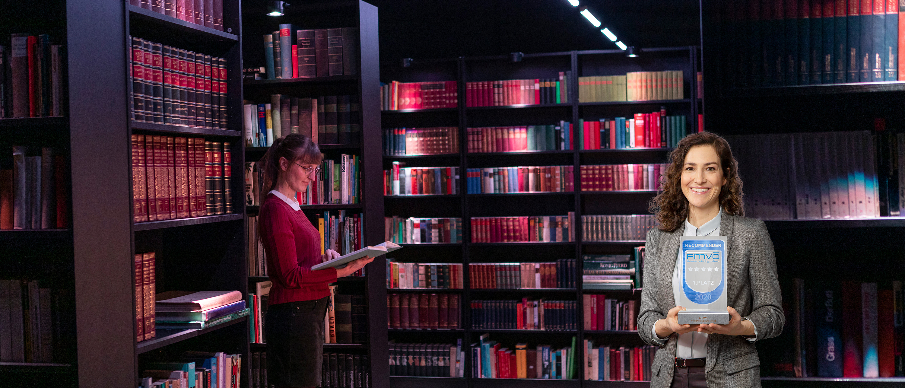 Recommender Award 2020 2 Frauen in einer Bibliothek