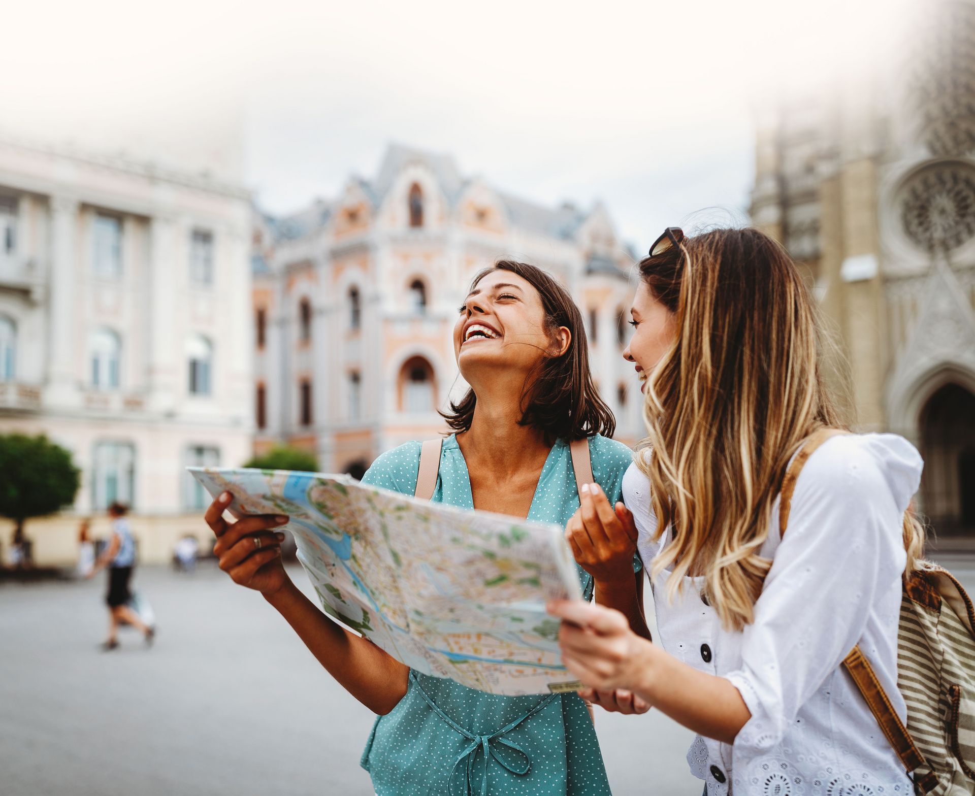 Zwei Frauen mit Stadtplan