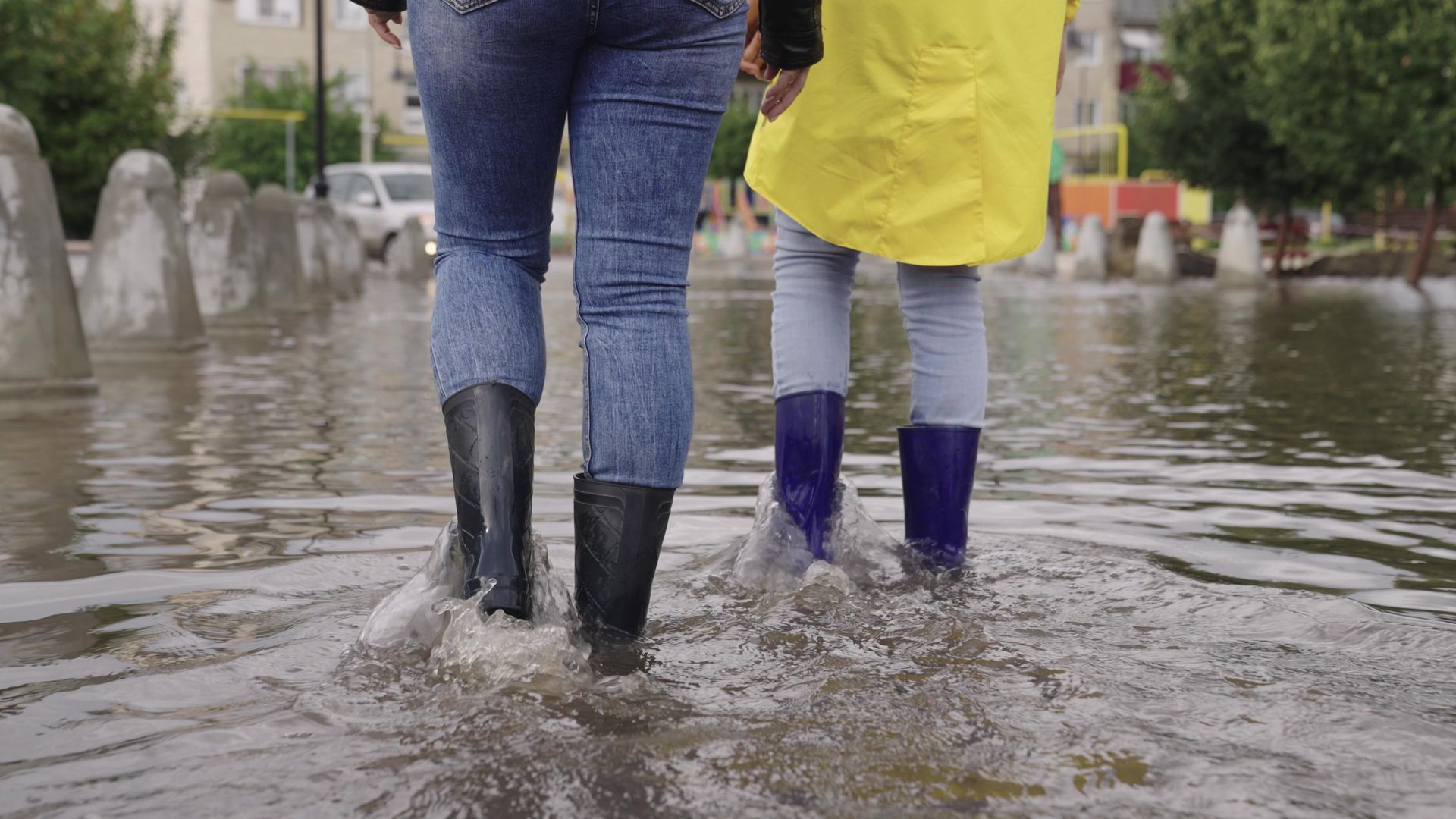 2 Personen mit Gummistiefel im Wasser