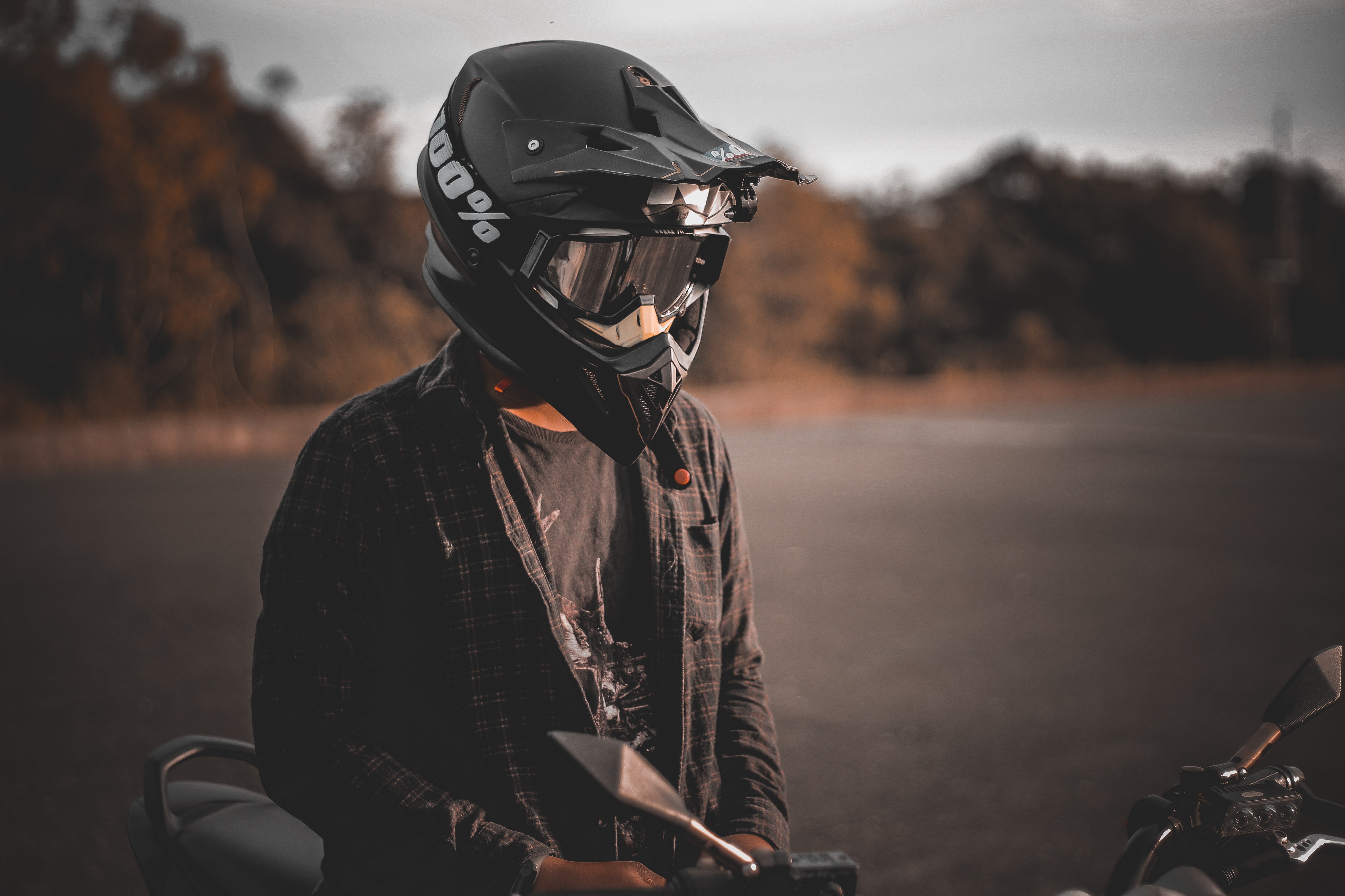 Motorradfahrer mit Helm
